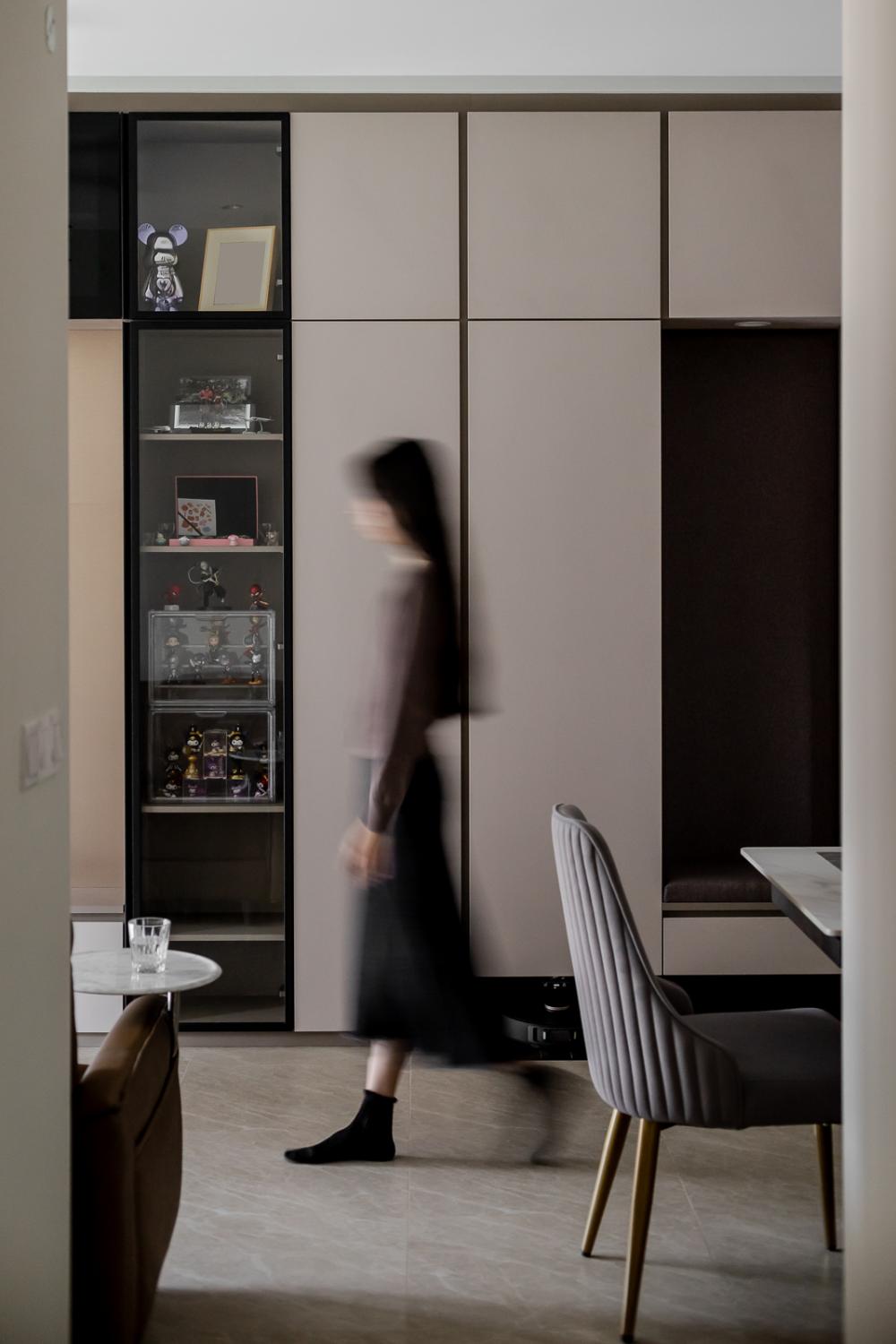 Modern Living Room with Bookshelf and Homogeneous Tiles