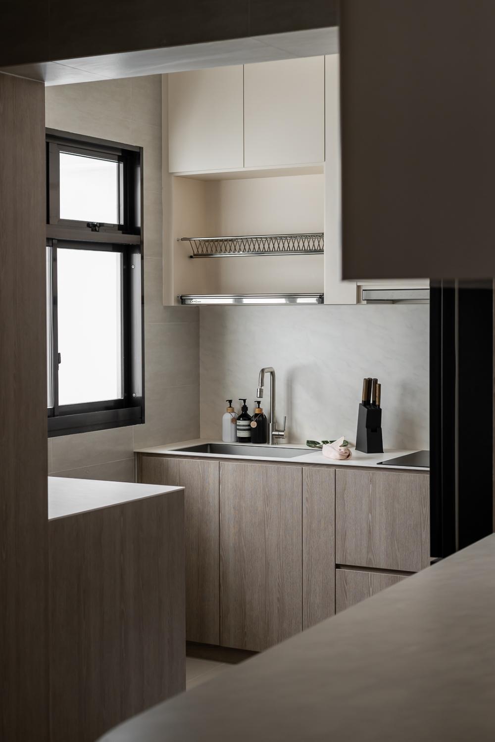 Modern Kitchen with Countertop and Homogeneous Tiles