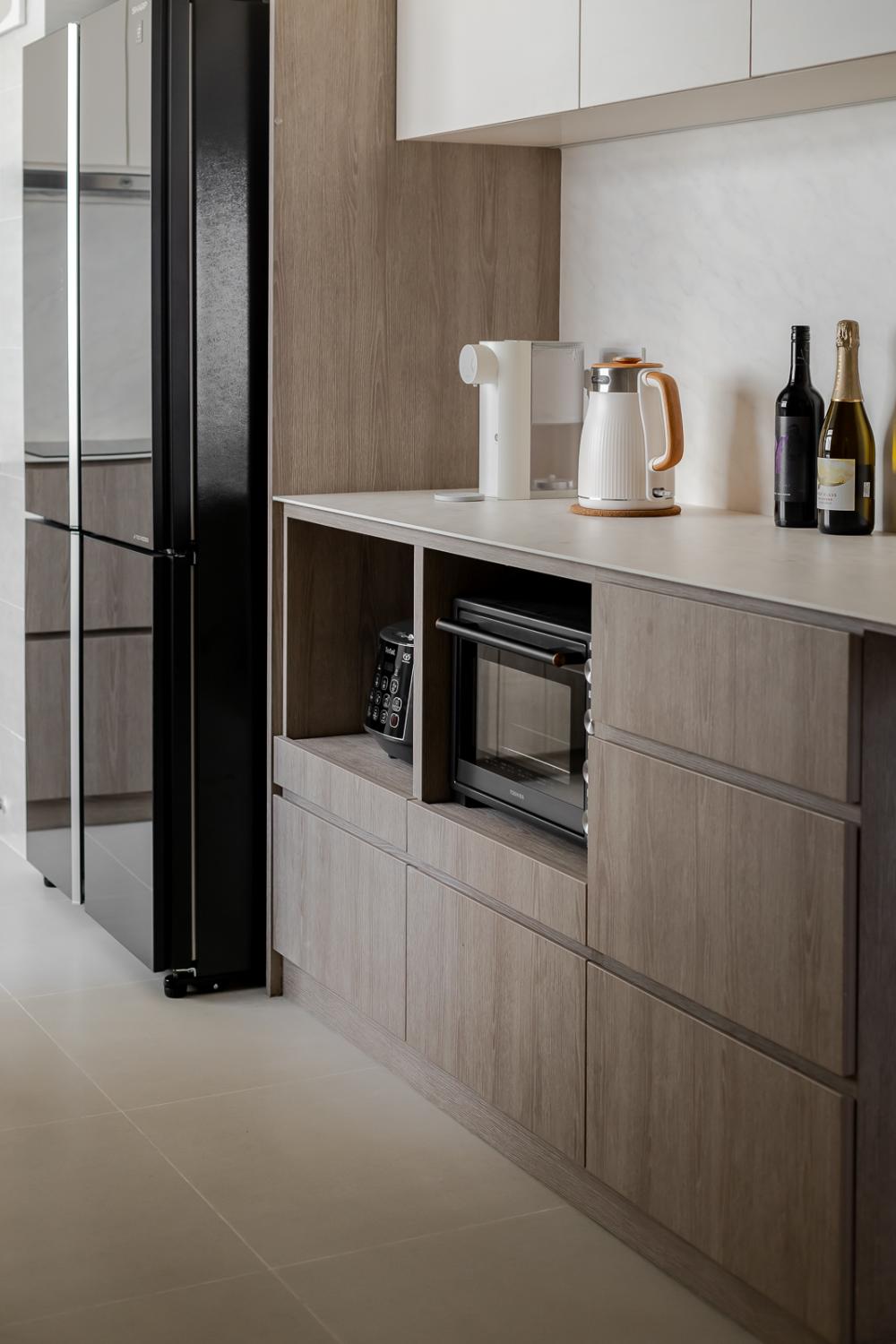 Modern Kitchen with Countertop and Homogeneous Tiles