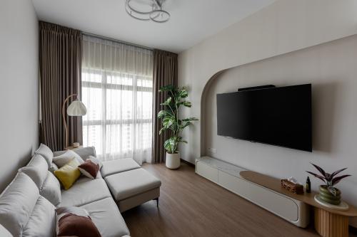 Modern Living Room with Vinyl Flooring and TV