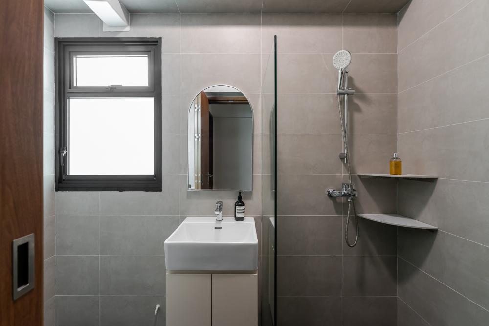 Modern Bathroom with Homogeneous Tiles and Mirror