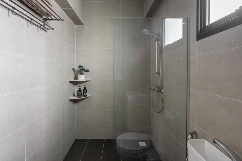 Modern Bathroom with Homogeneous Tiles and Shower Screen