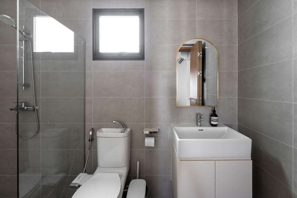Modern Bathroom with Homogeneous Tiles and Bathroom Storage
