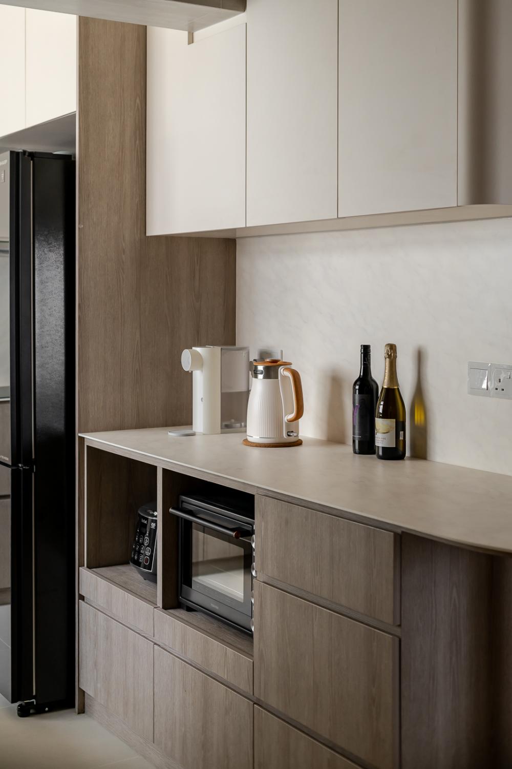 Modern Kitchen with Countertop and Homogeneous Tiles