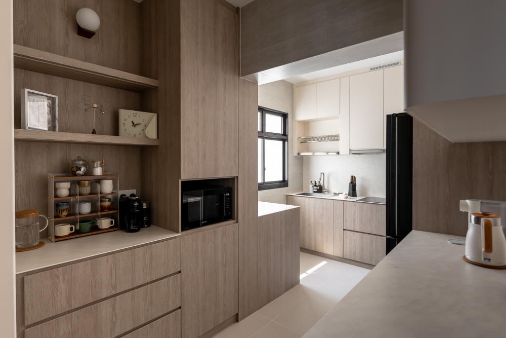 Modern Kitchen with Homogeneous Tiles and Open Kitchen