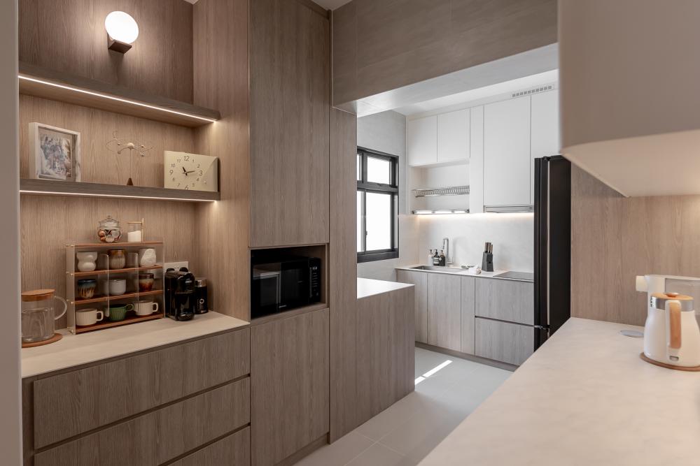 Modern Kitchen with Countertop and Homogeneous Tiles