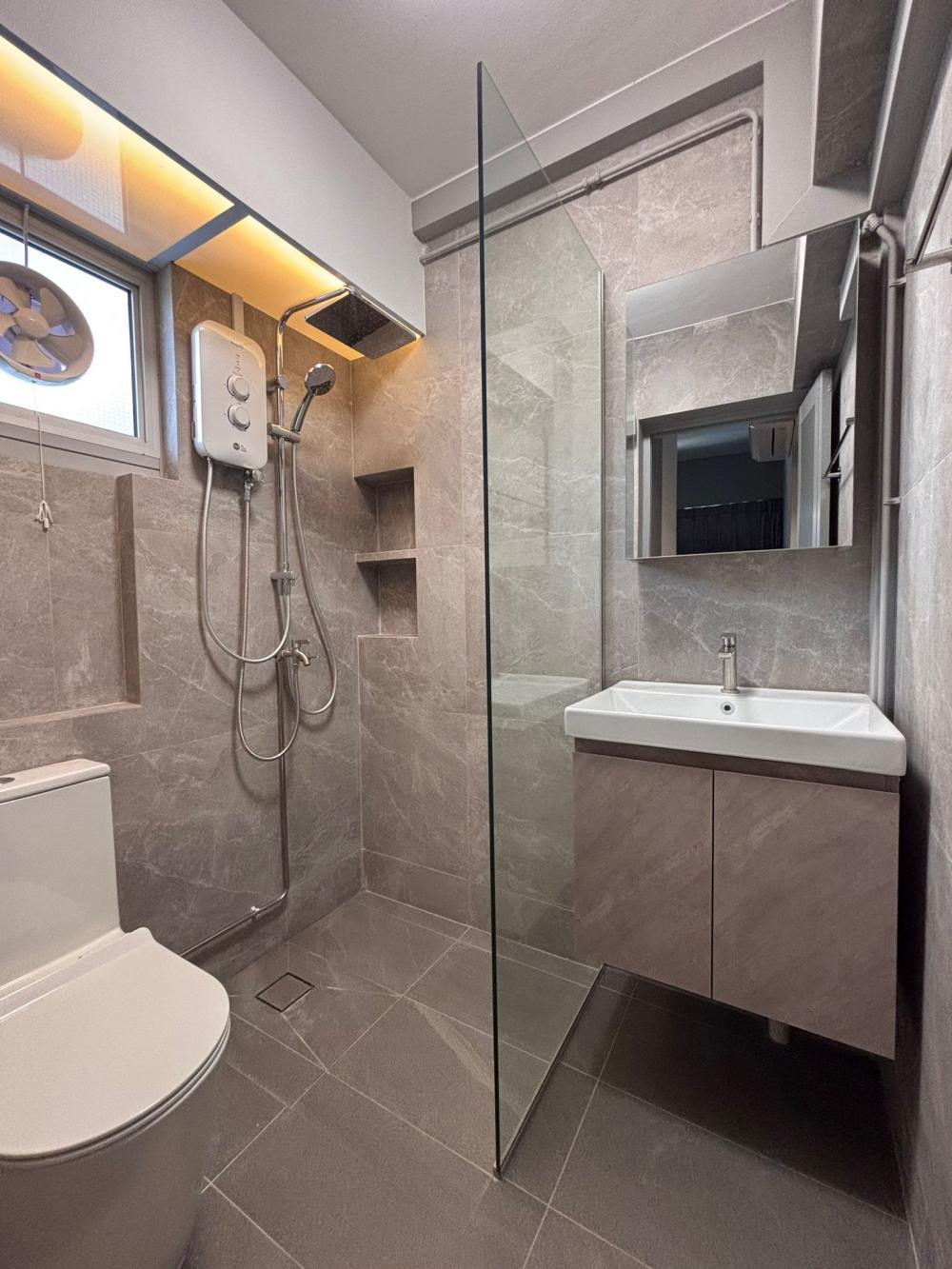 Modern Bathroom with Countertop and Homogeneous Tiles