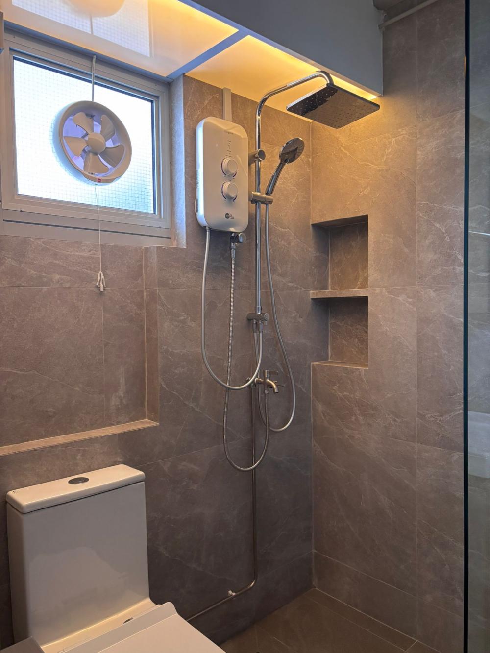 Modern Bathroom with Homogeneous Tiles and Shower Screen