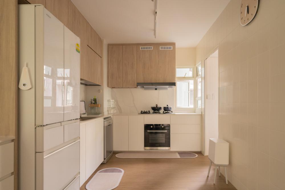 Contemporary Kitchen with Countertop and Wood Flooring