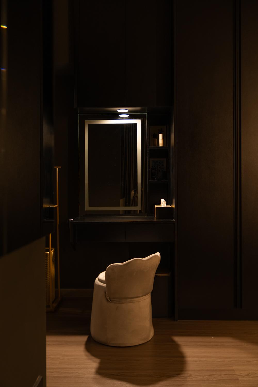 Modern Walk-in Wardrobe with Mirror and Wardrobe