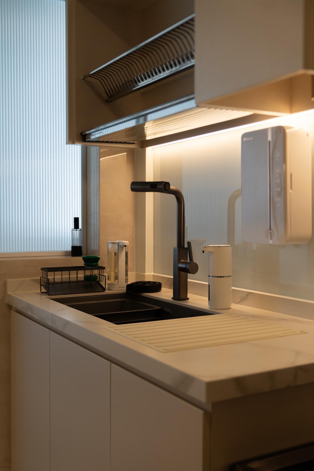 Modern Kitchen with Open Kitchen and Kitchen Backsplash