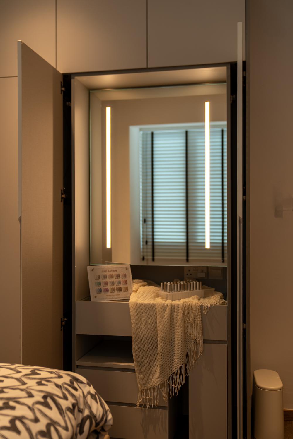 Modern Walk-in Wardrobe with Mirror and Wardrobe