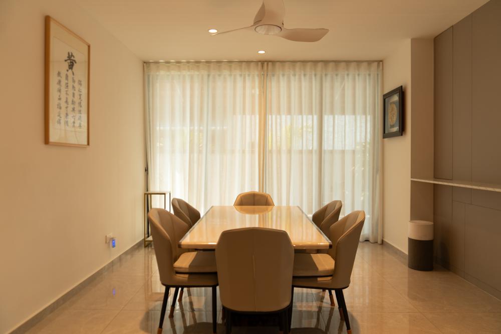 Modern Dining Room with Drop Ceiling and Dining Table