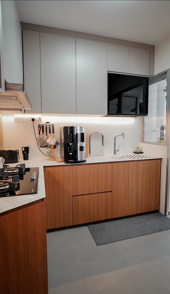 Modern Kitchen with Countertop and Homogeneous Tiles