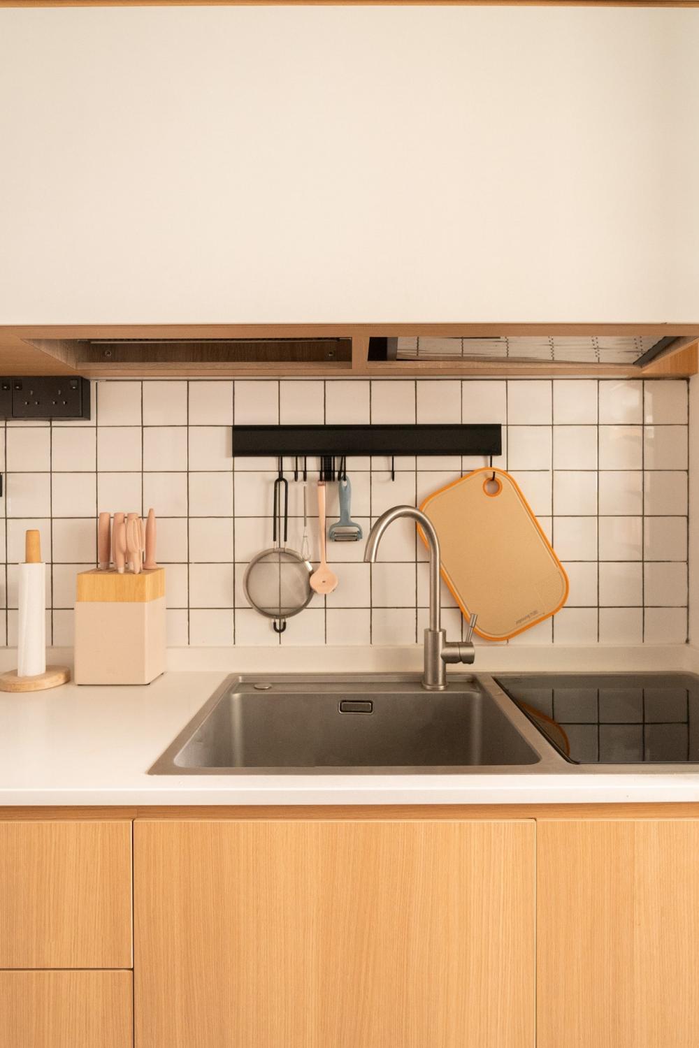 Modern Kitchen with Open Kitchen and Kitchen Backsplash