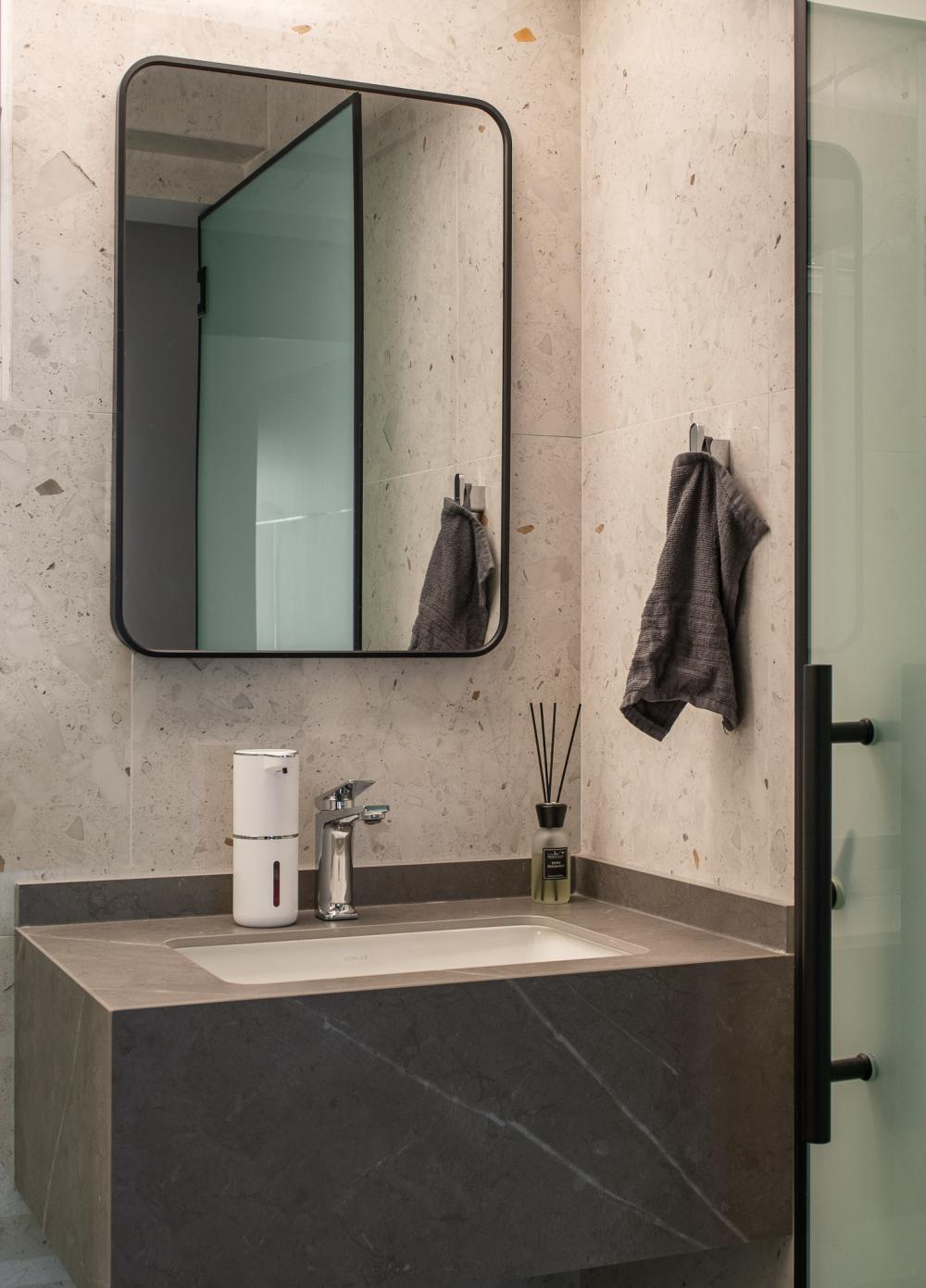 Eclectic Bathroom with Countertop and Homogeneous Tiles