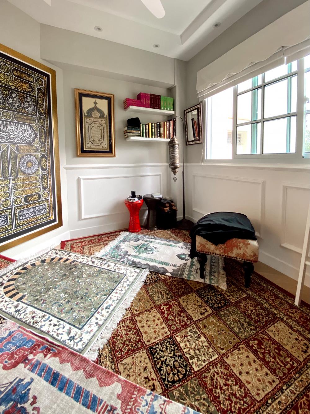 Vintage Bedroom with Bookshelf and Vinyl Flooring