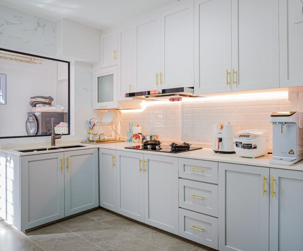 Modern Kitchen with Countertop and Homogeneous Tiles