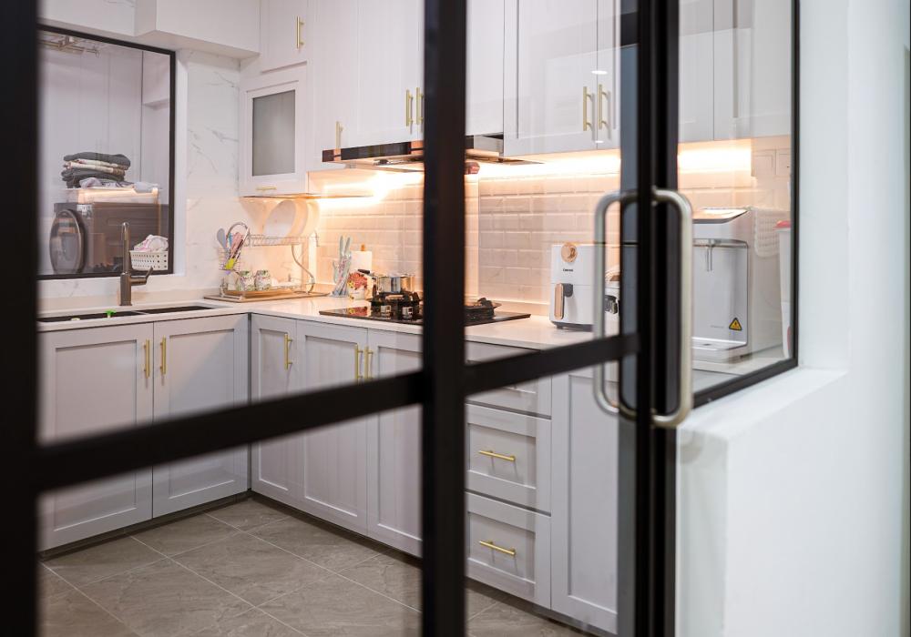 Modern Kitchen with Kitchen Window and Glass Door