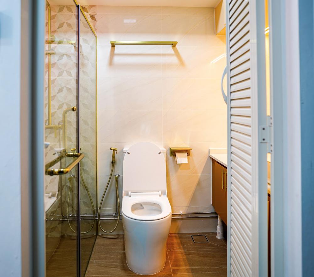 Modern Bathroom with Shower Screen and Mosaic