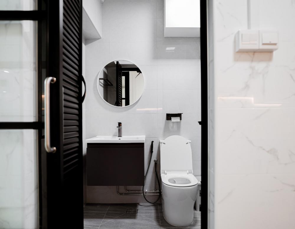 Modern Bathroom with Homogeneous Tiles and Mirror