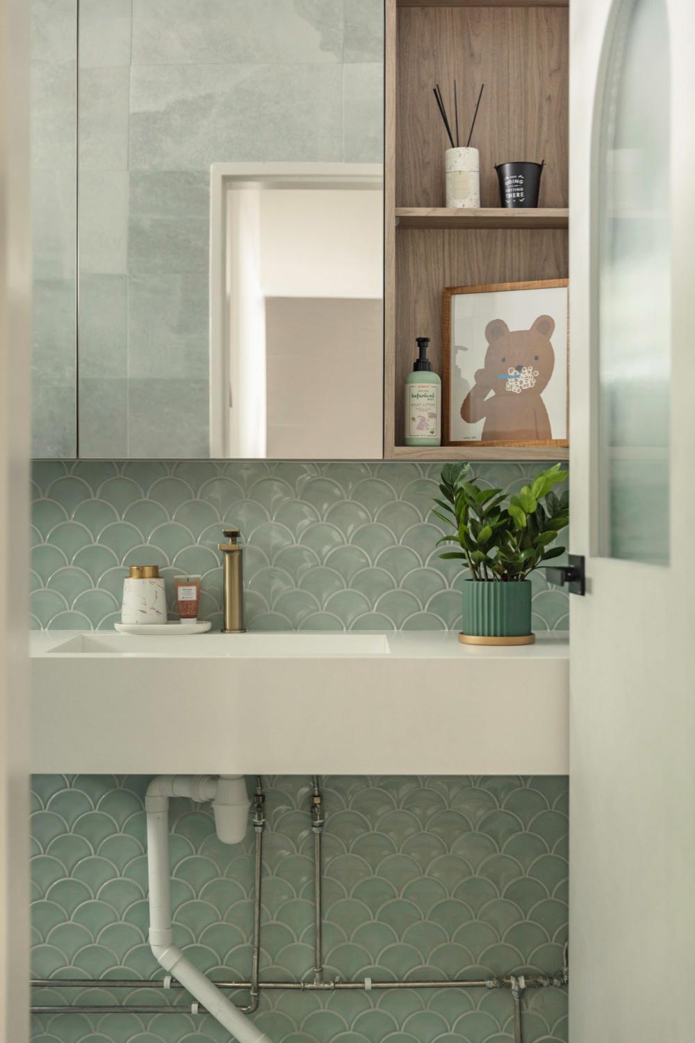 Contemporary Bathroom with Mirror and Bathroom Storage