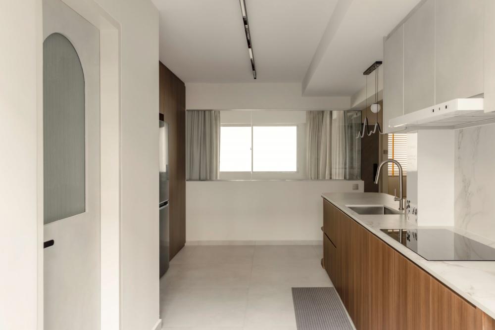 Contemporary Kitchen with Countertop and Kitchen Backsplash