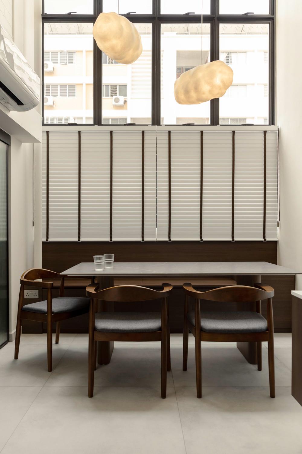 Contemporary Dining Room with Dining Table and Dining Chairs