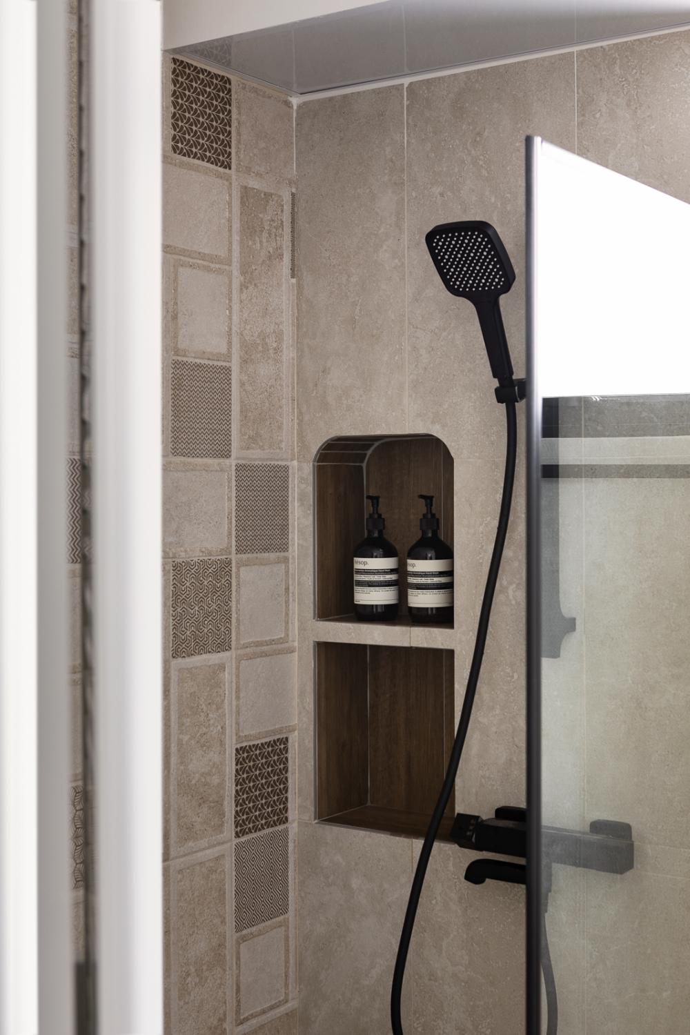 Contemporary Bathroom with Shower Screen and Bathroom Accessories