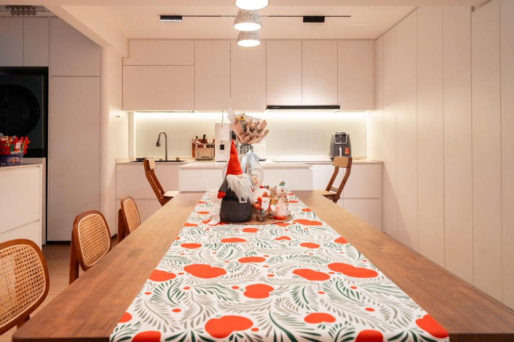 Minimalist Dining Room with Dining Table and Lighting