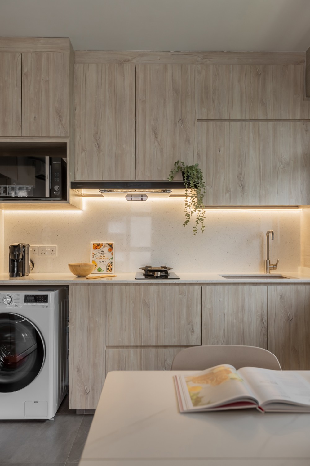 Modern Kitchen with Countertop and Open Kitchen