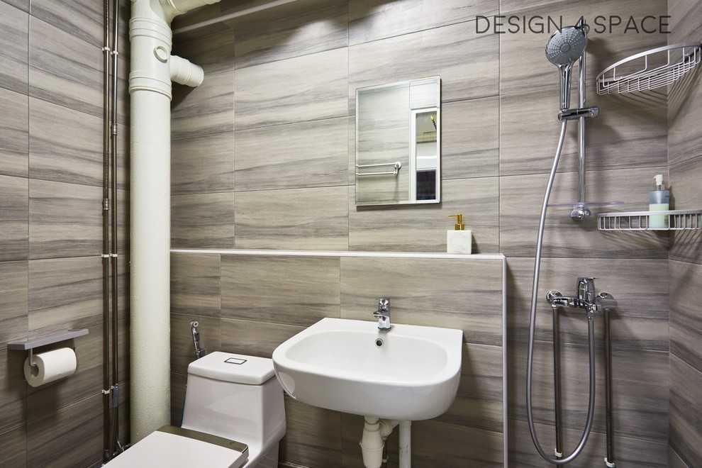 Modern Bathroom with Mirror and Bathroom Storage