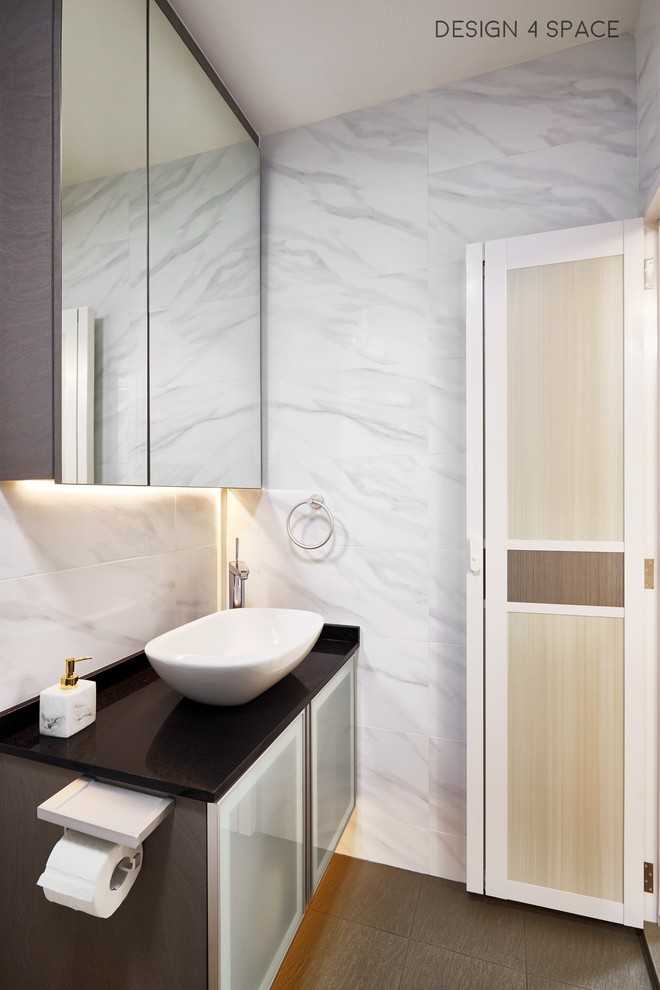 Modern Bathroom with Homogeneous Tiles and Mirror