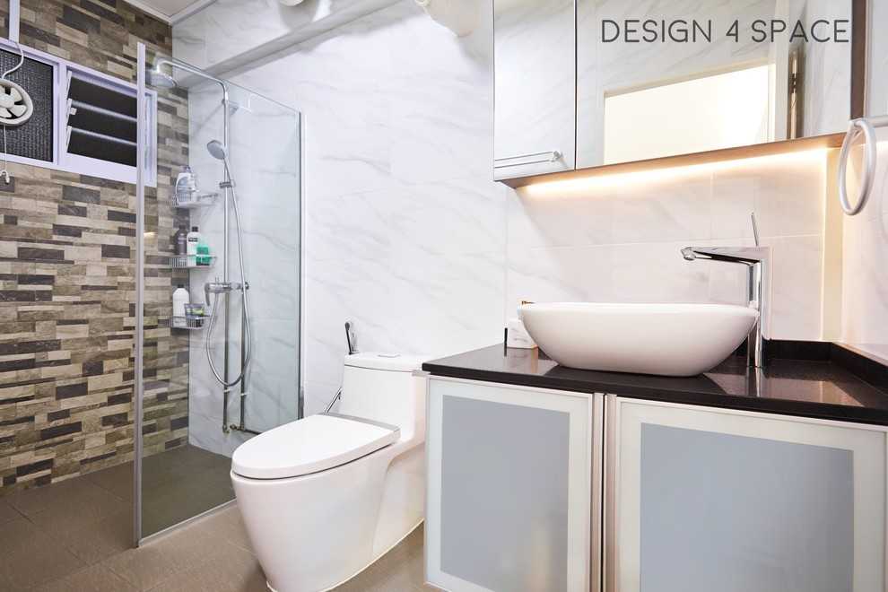 Modern Bathroom with Mirror and Rainshower