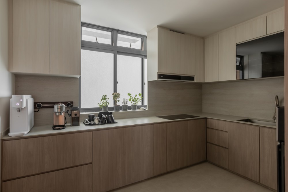 Modern Kitchen with Countertop and Kitchen Backsplash