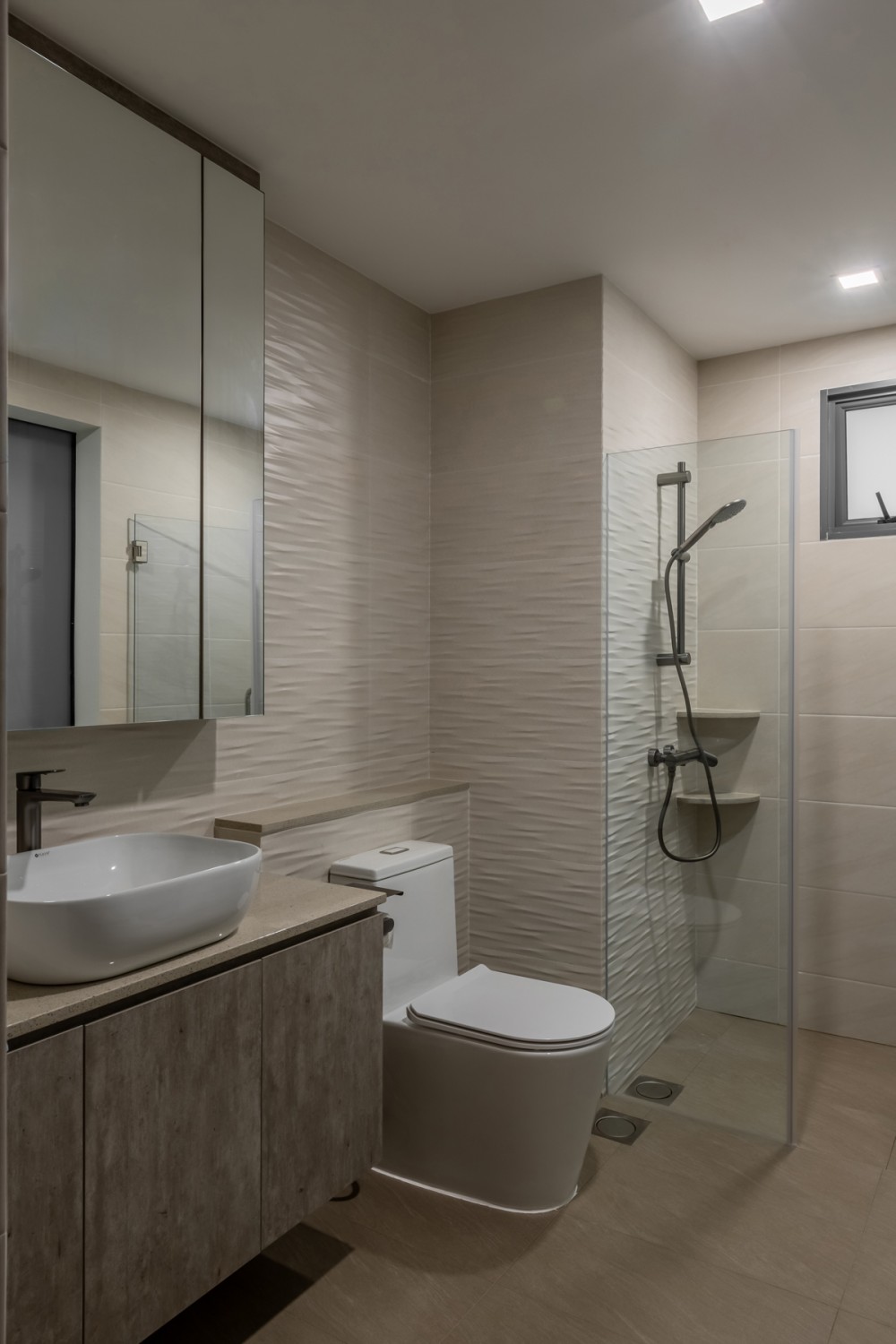 Modern Bathroom with Countertop and Mirror
