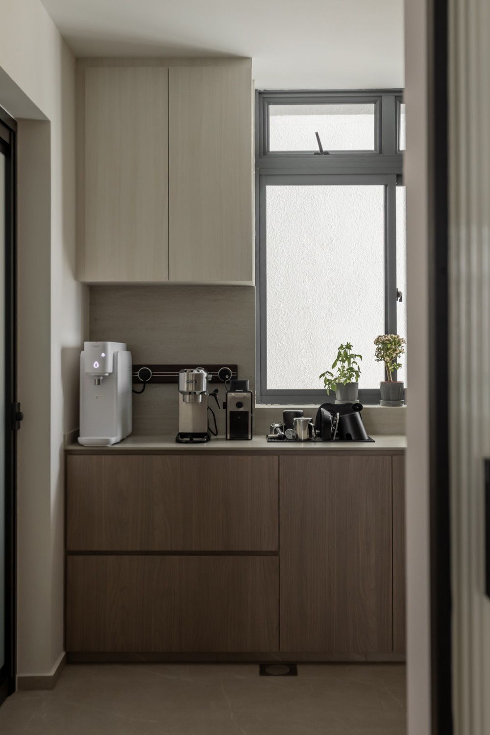 Modern Kitchen with Homogeneous Tiles and Kitchen Window