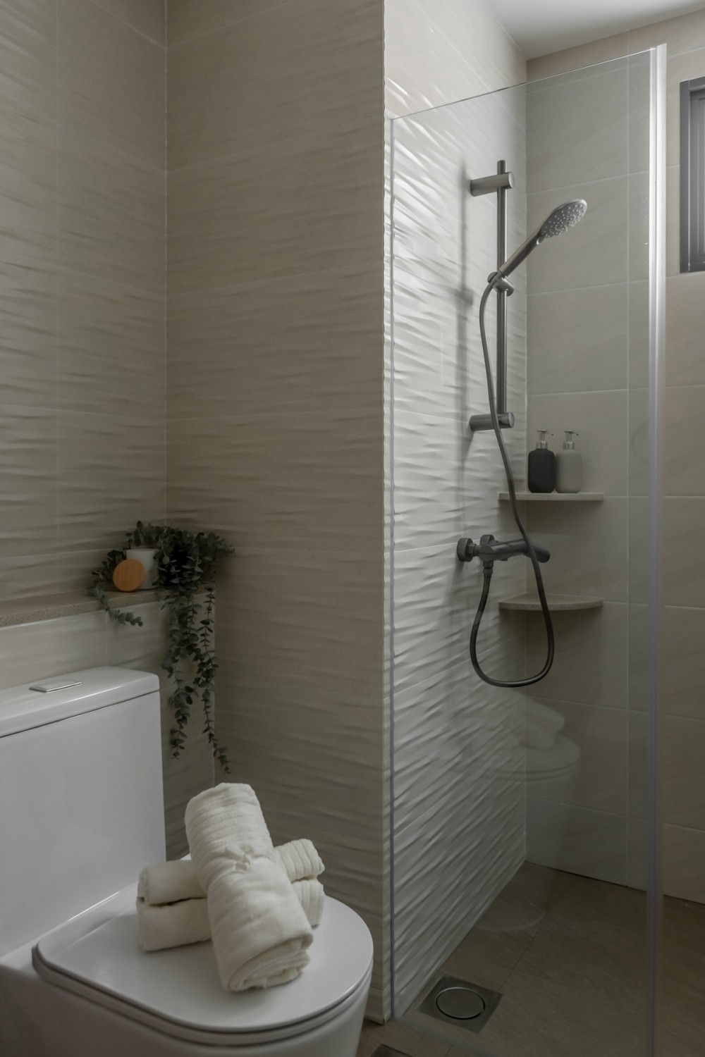 Modern Bathroom with Homogeneous Tiles and Shower Screen