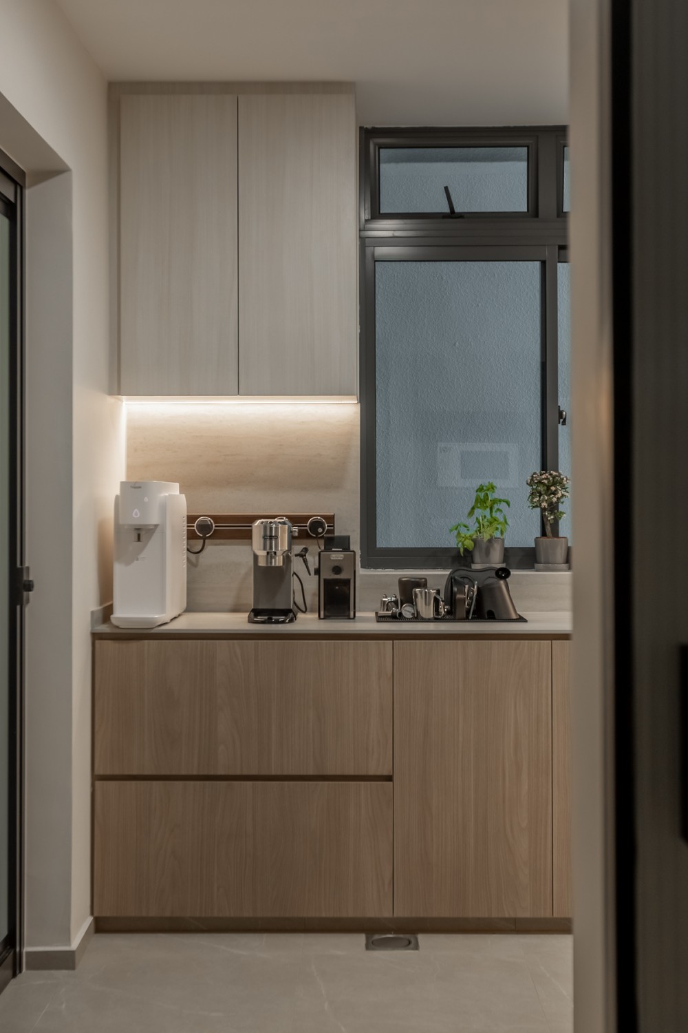 Modern Kitchen with Countertop and Homogeneous Tiles