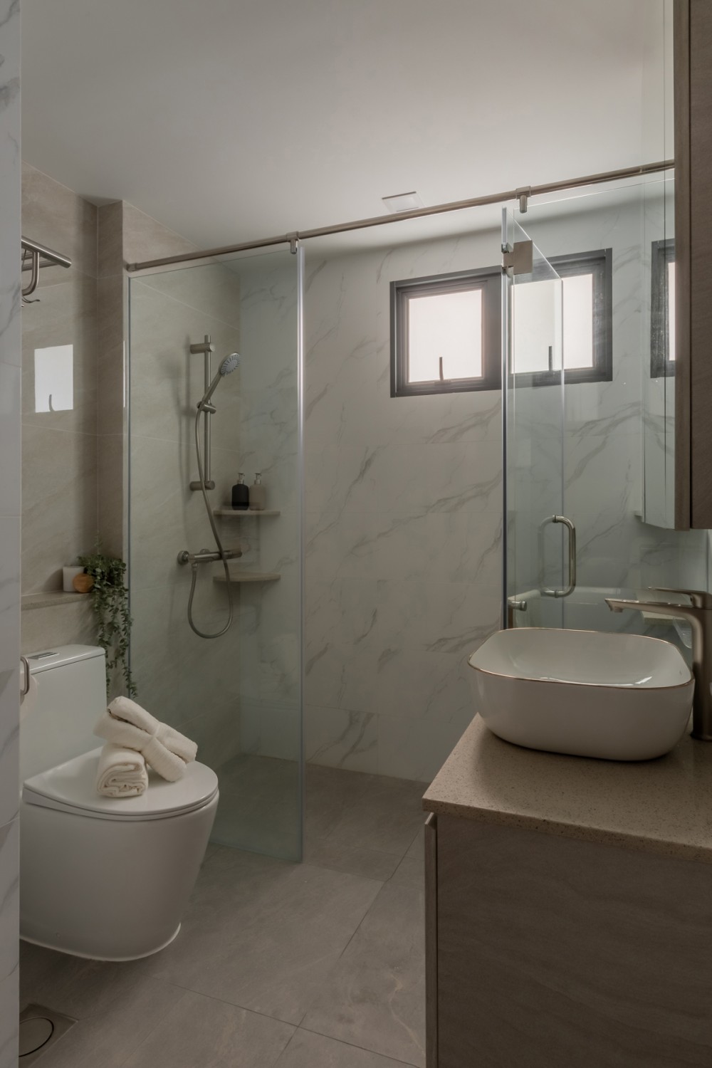 Modern Bathroom with Countertop and Homogeneous Tiles