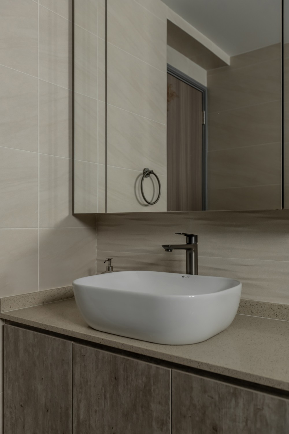 Modern Bathroom with Countertop and Homogeneous Tiles