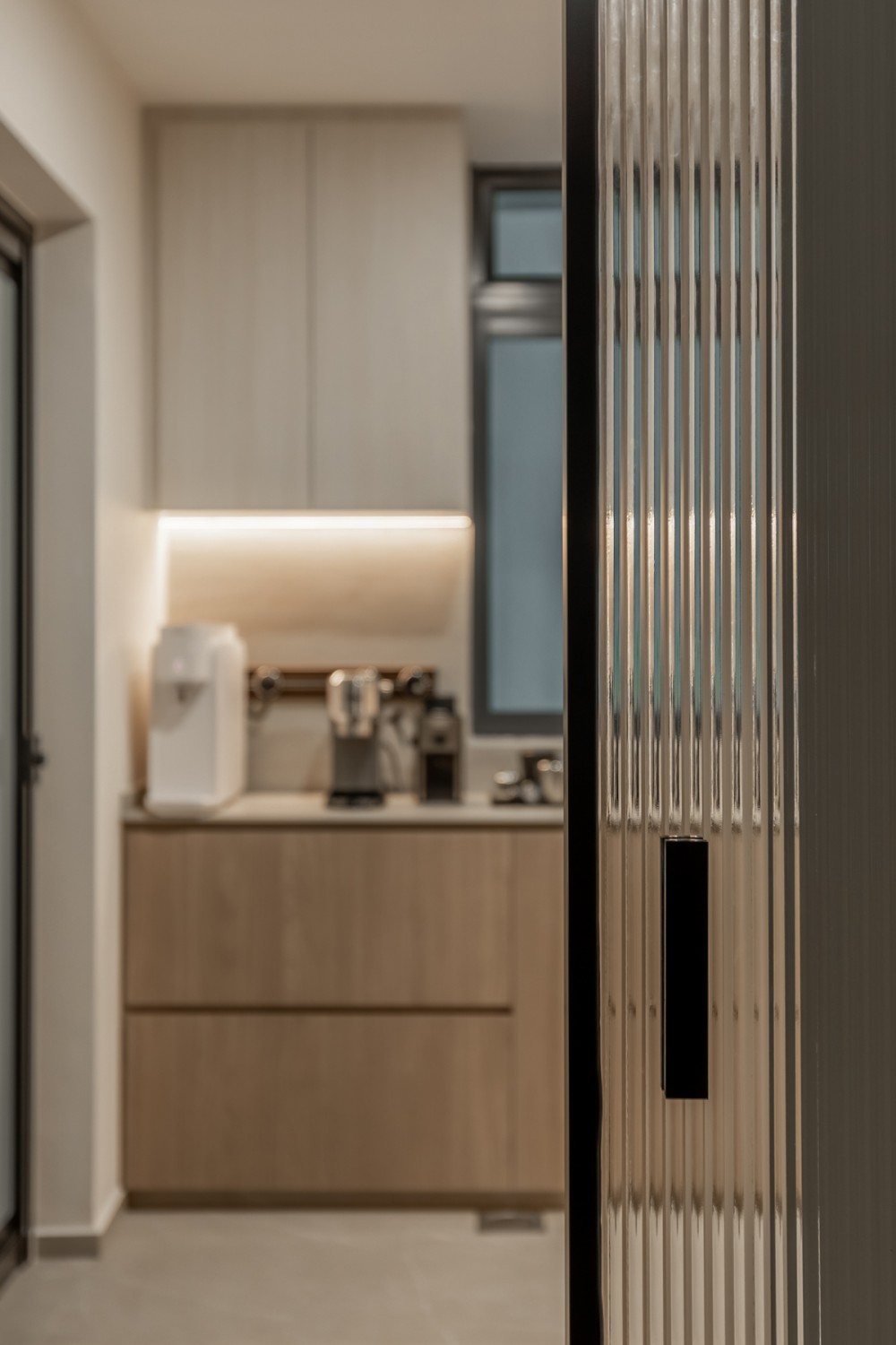 Modern Kitchen with Homogeneous Tiles and Glass Door
