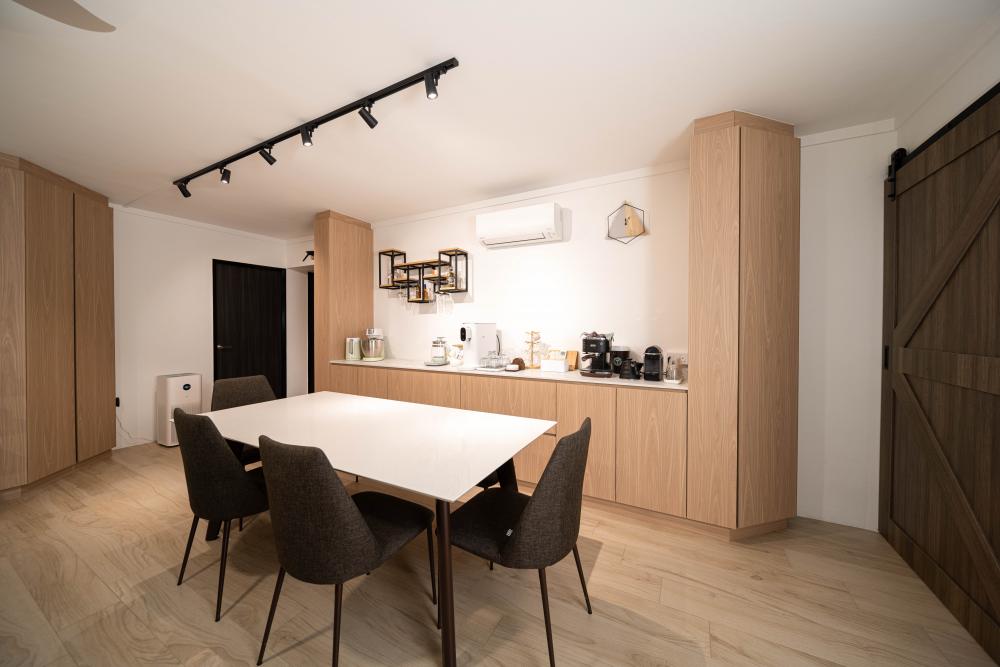Transitional Dining Room with Dining Table and Dining Chairs
