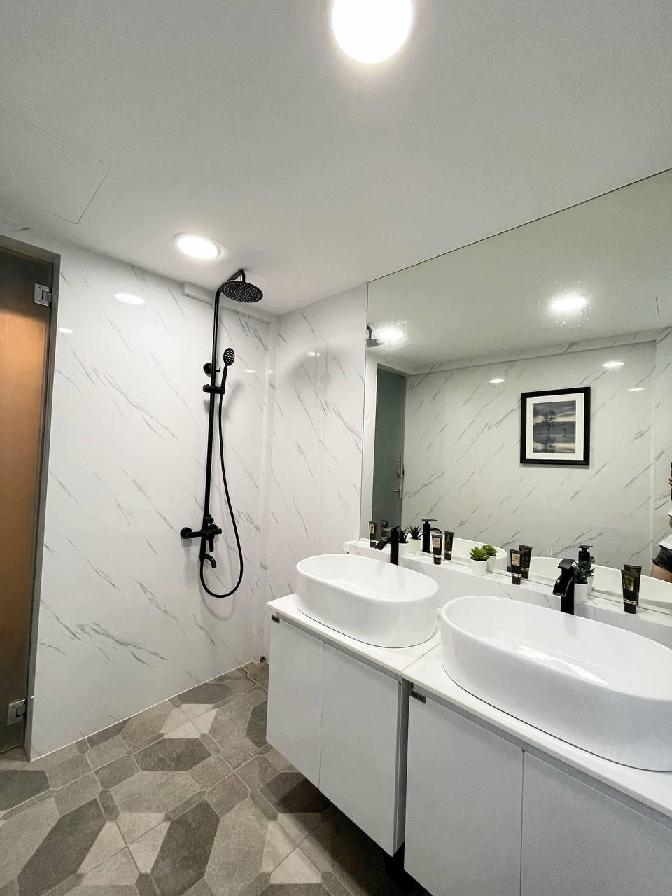 Asian Bathroom with Countertop and Homogeneous Tiles