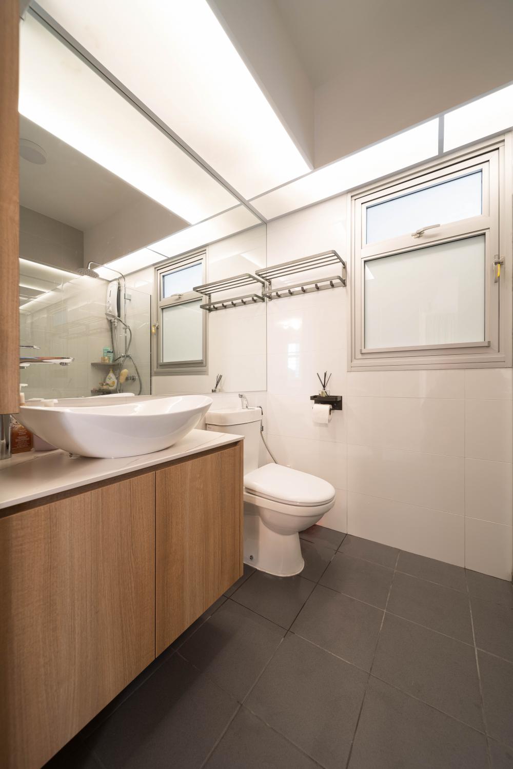 Contemporary Bathroom with Mirror and Bathroom Storage