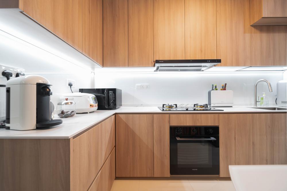 Contemporary Kitchen with Countertop and Kitchen Backsplash