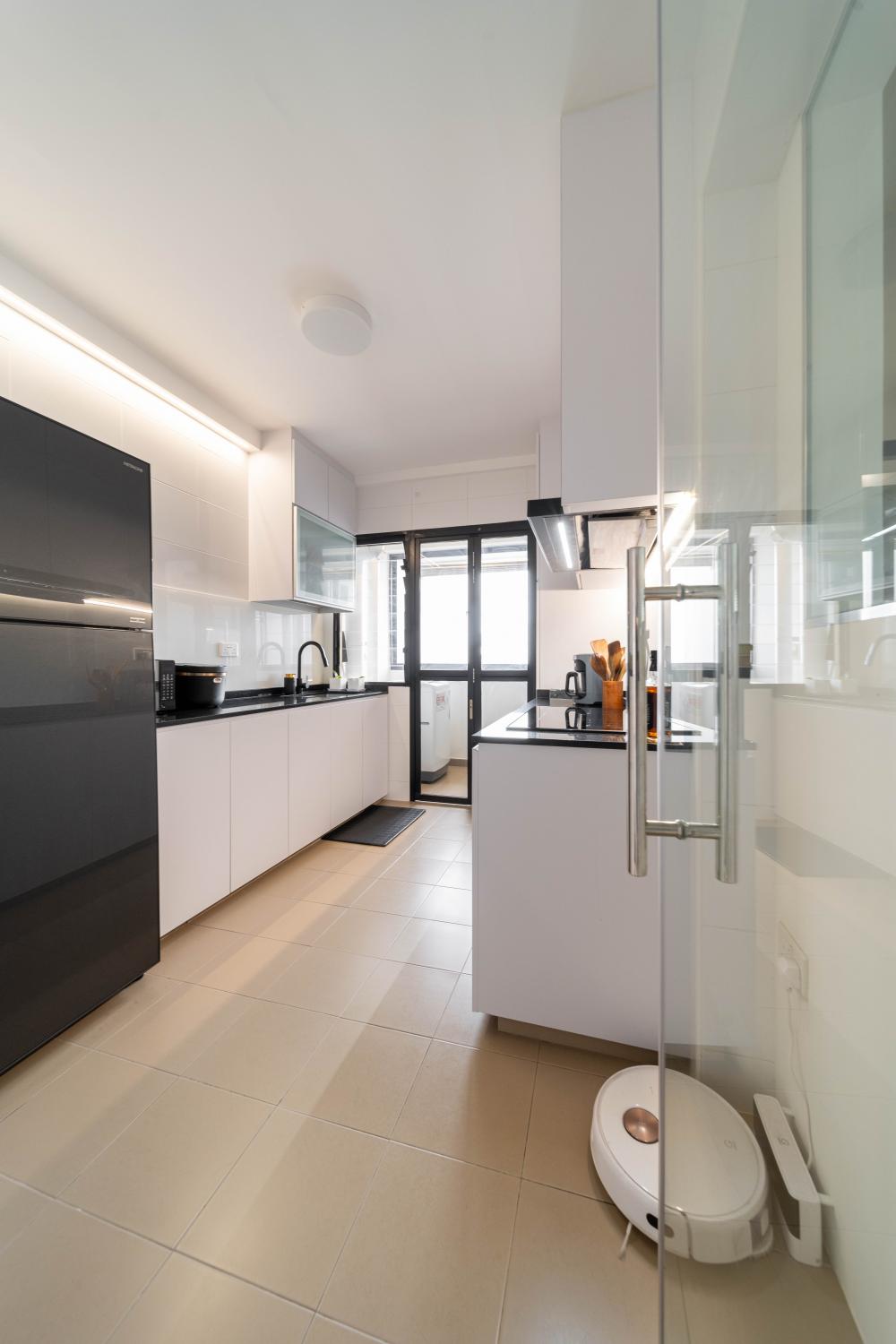 Modern Kitchen with Countertop and Homogeneous Tiles