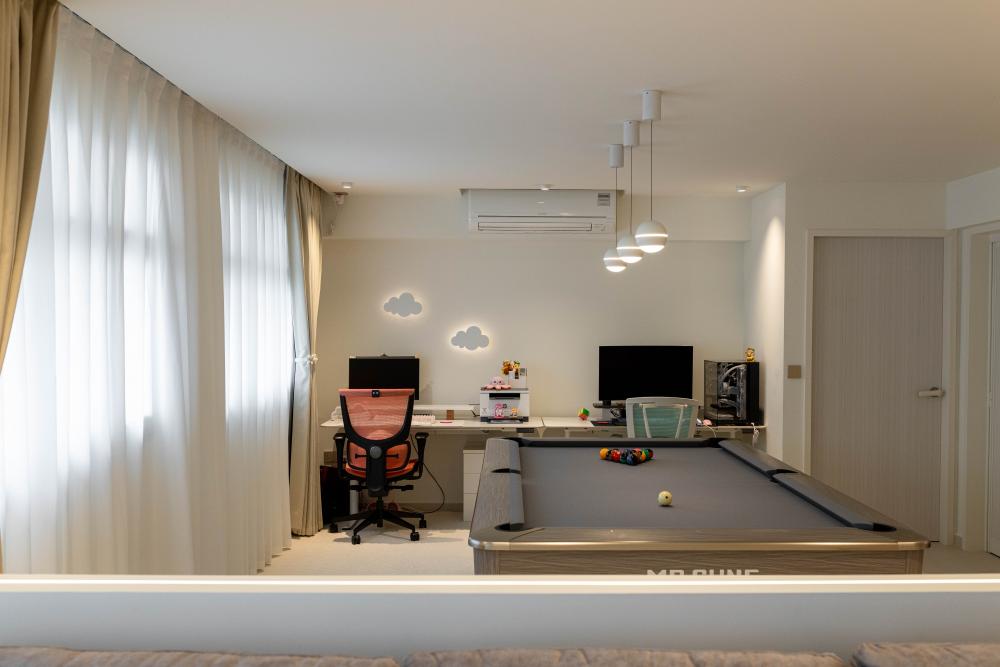 Minimalist Study with Homogeneous Tiles and Curtain