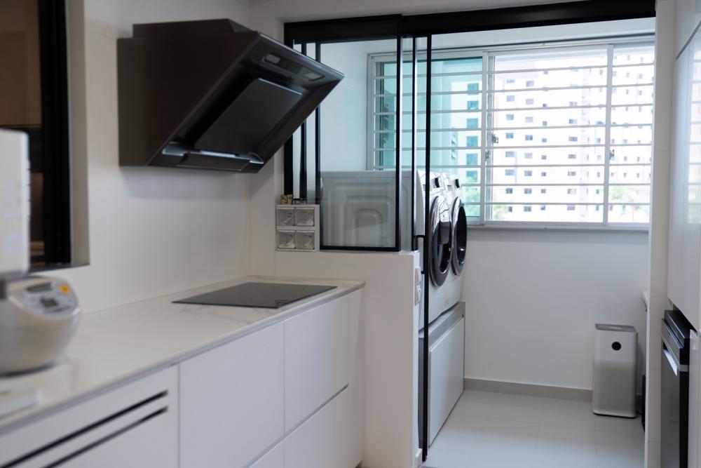 Modern Kitchen with Kitchen Window and Kitchen Backsplash