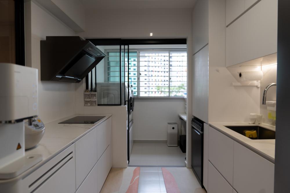 Modern Kitchen with Kitchen Backsplash and Kitchen Accessories